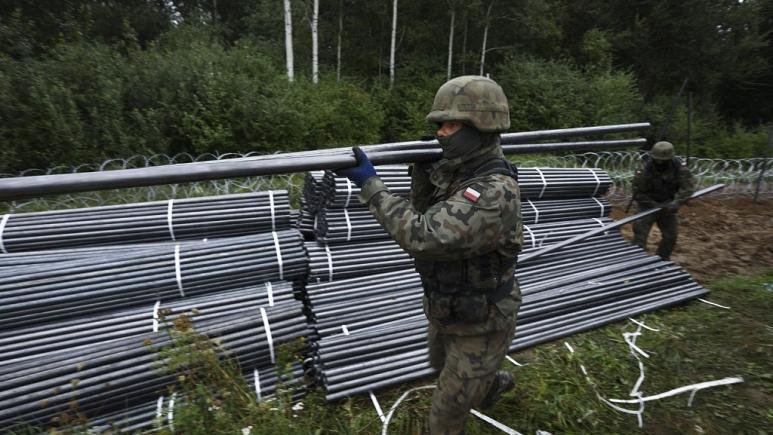 Poland plans €350m border wall to stop migrant crossings from Belarus