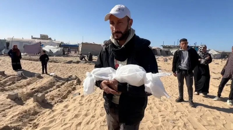 Gazze'de Bebekler Soğuktan Donarak Ölüyor