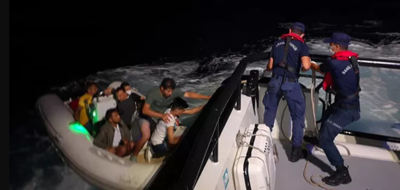 İzmir'de Türk kara sularına itilen 28 düzensiz göçmen kurtarıldı