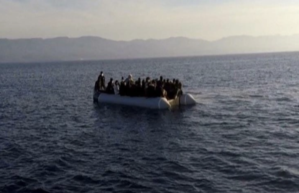 Yunanistan'ın ölüme terk ettiği 53 kaçak göçmen kurtarıldı