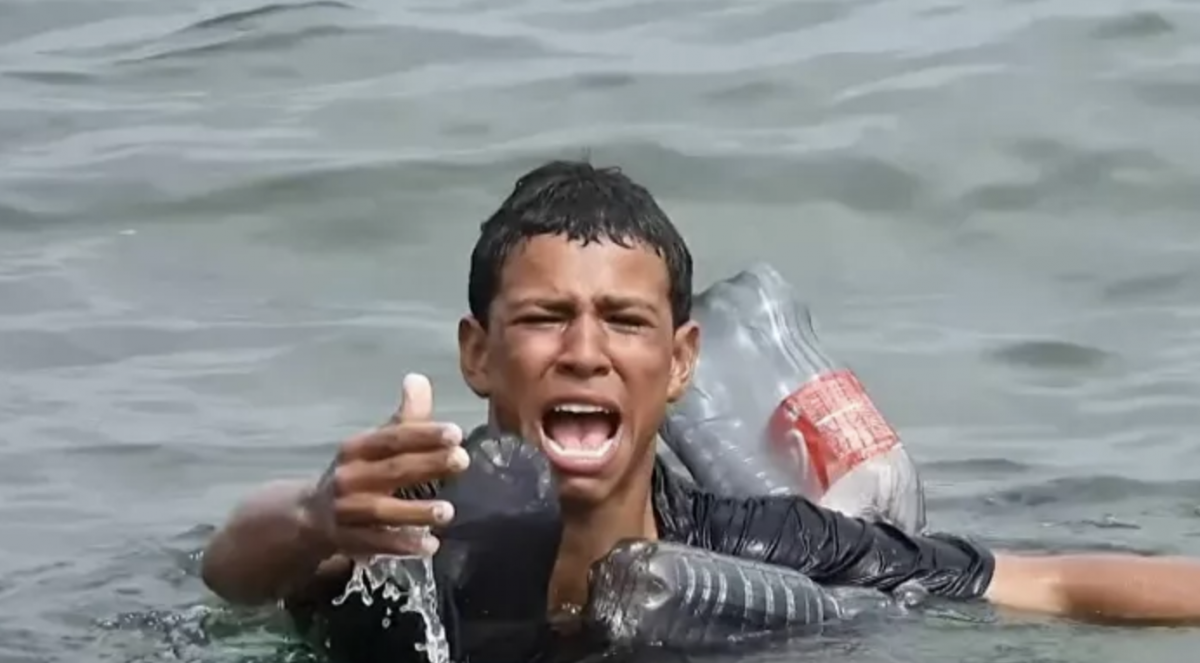 Plastik şişelerle yüzerek İspanya kıyılarına ulaşmaya çalıştı