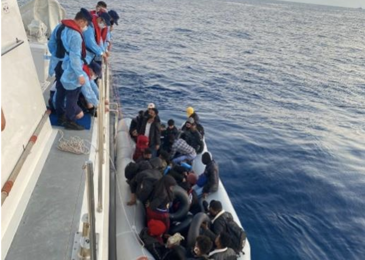 İzmir açıklarında, Türk kara sularına itilen 31 düzensiz göçmen kurtarıldı
