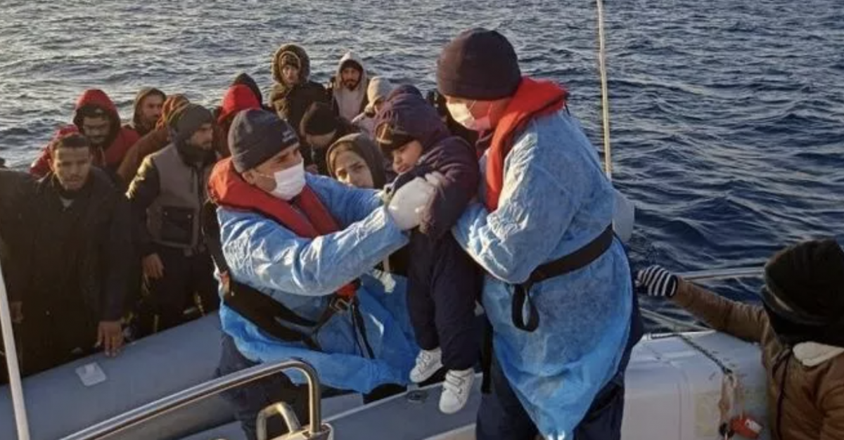 İzmir'de 66 göçmen kurtarıldı