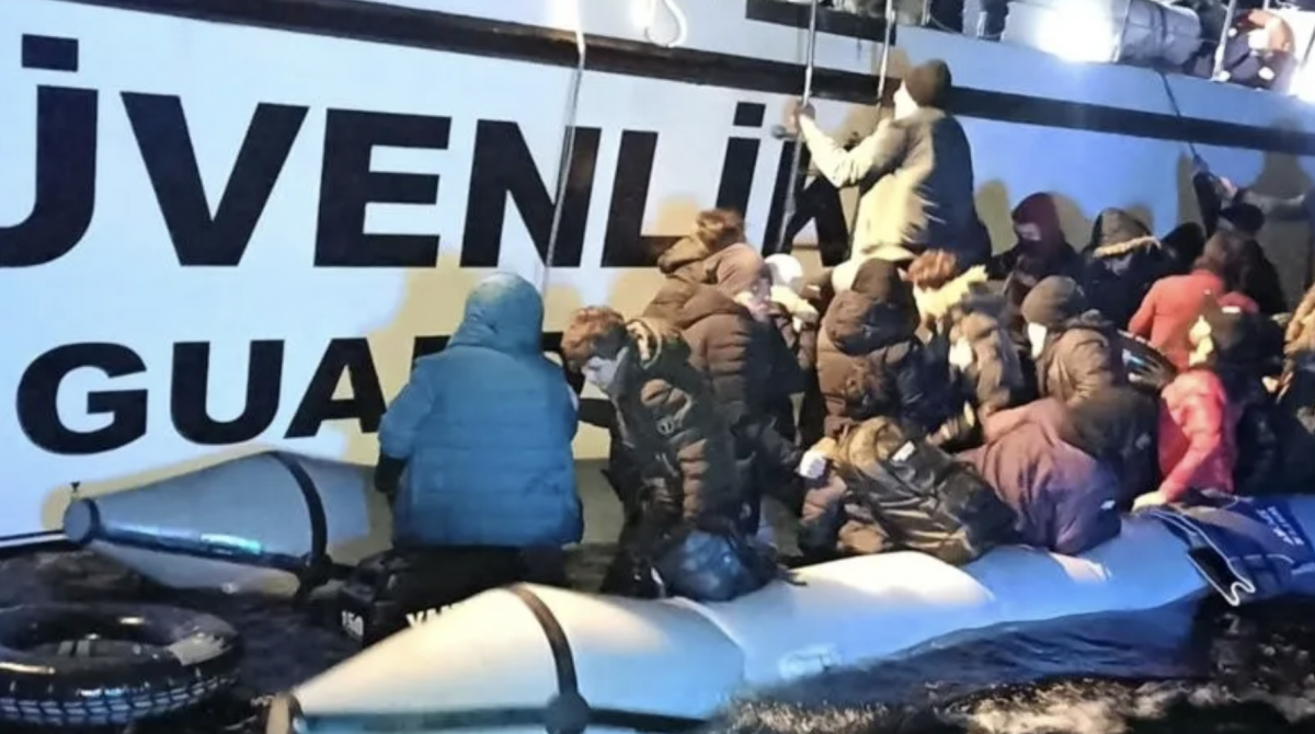 Marmaris açıklarında 25 mülteci kurtarıldı