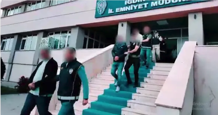 Sahte evrakla düzensiz göçmen kaçakçılığı yapan 2 zanlı tutuklandı