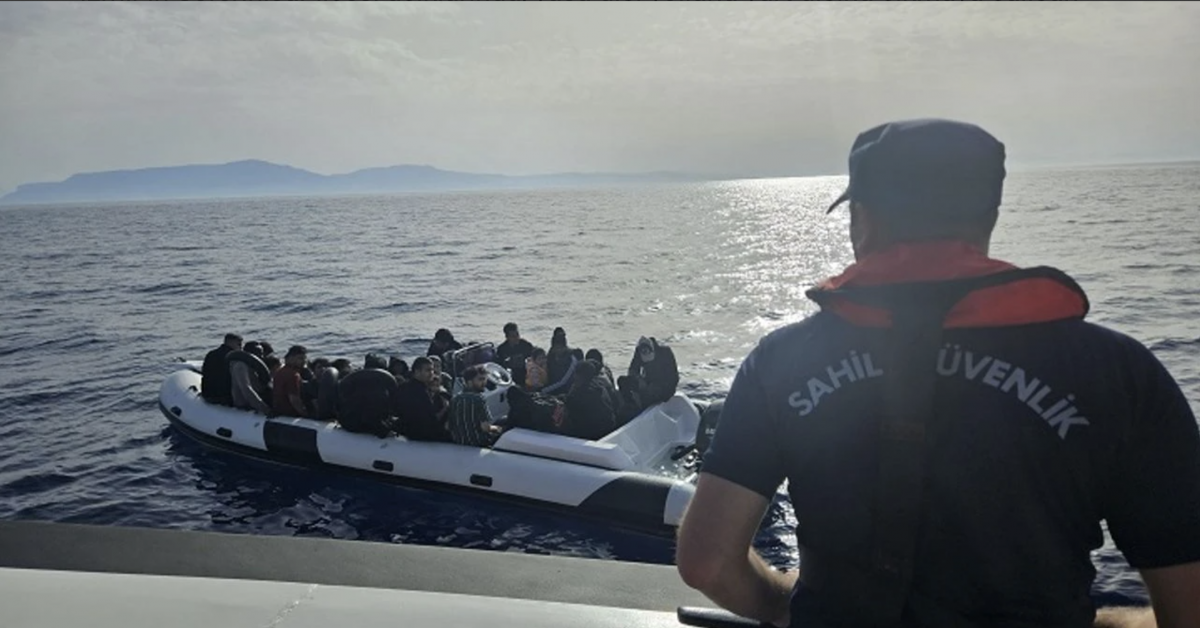 İzmir Seferihisar açıklarında göçmen operasyonu: 37 kişi yakalandı