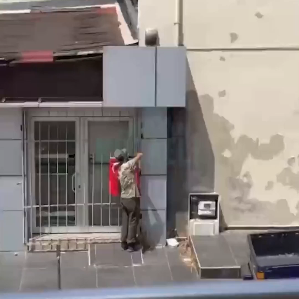 Suriyeli kağıt toplayıcısı çöpteki Türk bayrağını direğe astı.