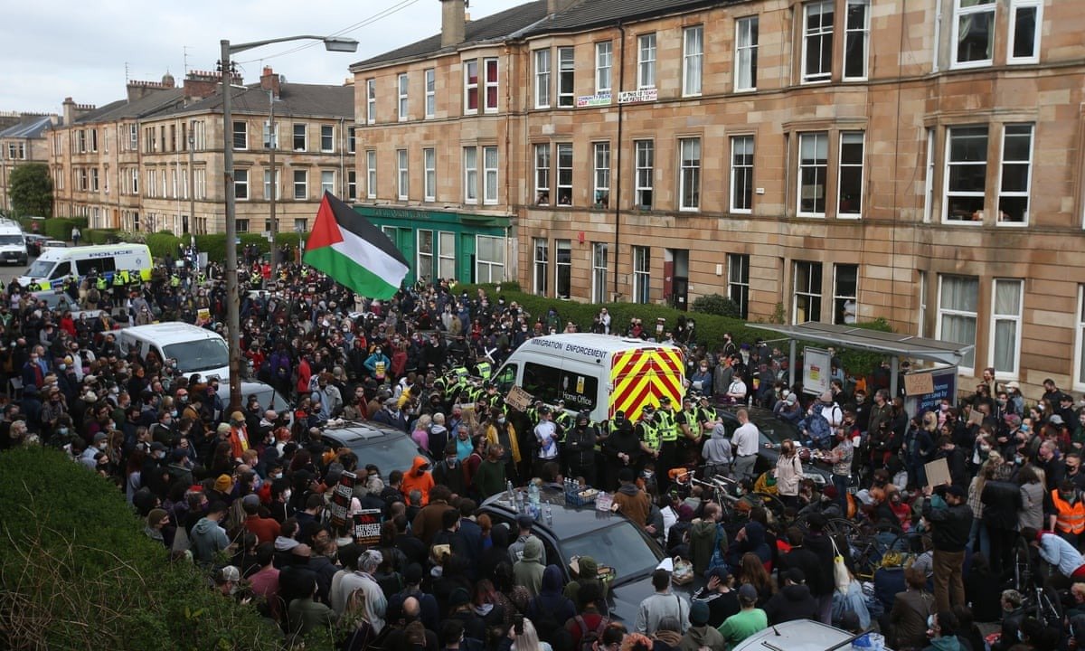 İskoçya’da Müslüman Göçmen Mahallesine Baskın