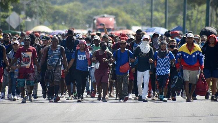Binlerce Göçmen ABD Sınırına Yürüyor
