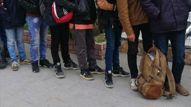 İstanbul'da 8 ilçedeki 37 adrese düzenlenen operasyonda 528 düzensiz göçmen yakalandı.