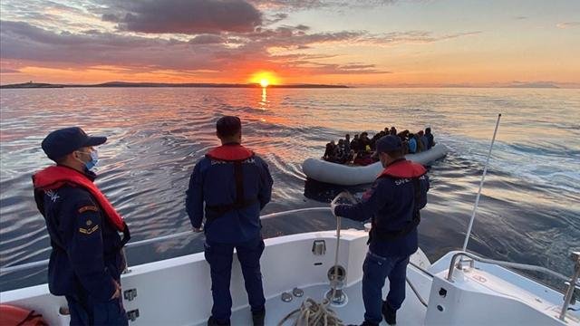 Ege'de Türk kara sularına itilen 20 düzensiz göçmen kurtarıldı.