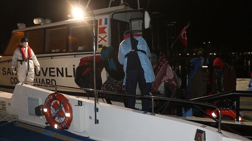 Lastik botları arızalanan 38 sığınmacı kurtarıldı