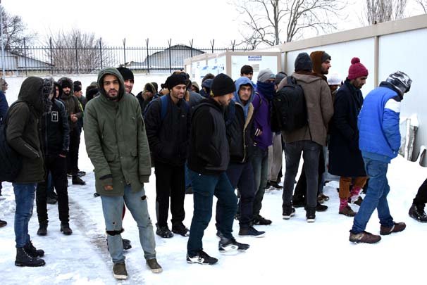 Mülteciler son anda donmaktan kurtarıldı