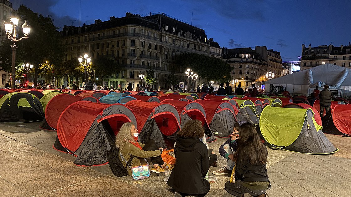 Paris'te refakatsiz çocuklar ve düzensiz göçmenler 'acil barınma' talebiyle kamp kurdu