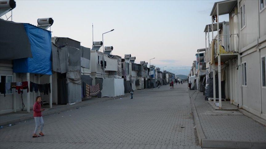 Suriyeli sığınmacılar ilk iftarlarını konteyner kentte yaptı