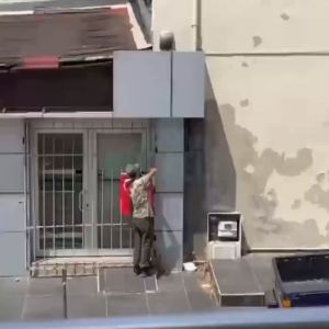 Suriyeli kağıt toplayıcısı çöpteki Türk bayrağını direğe astı